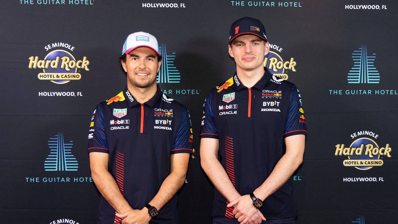 Sergio Perez (l.) und Max Verstappen posieren vor dem Namensgeber des Miami-Stadions Hard Rock Hotel & Casino.