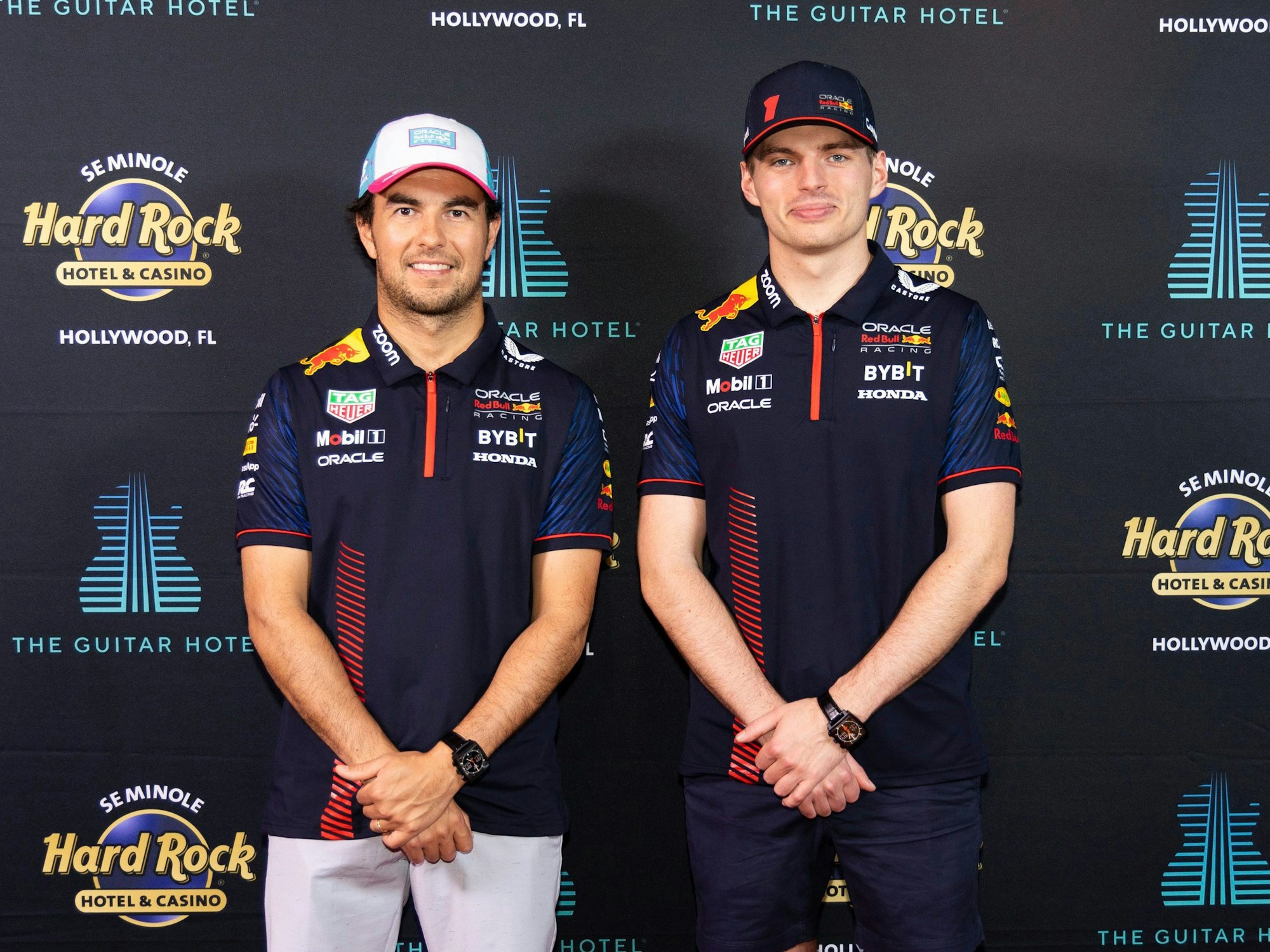 Sergio Perez (l.) und Max Verstappen posieren vor dem Namensgeber des Miami-Stadions Hard Rock Hotel & Casino.