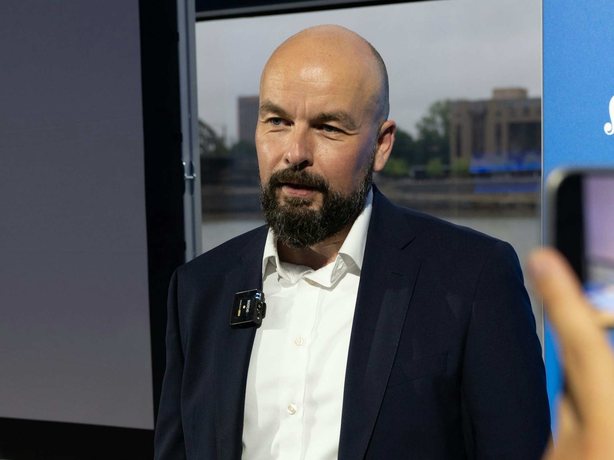 Interview mit Flughafen-Chef Thilo Schmid auf einem Event in Köln.