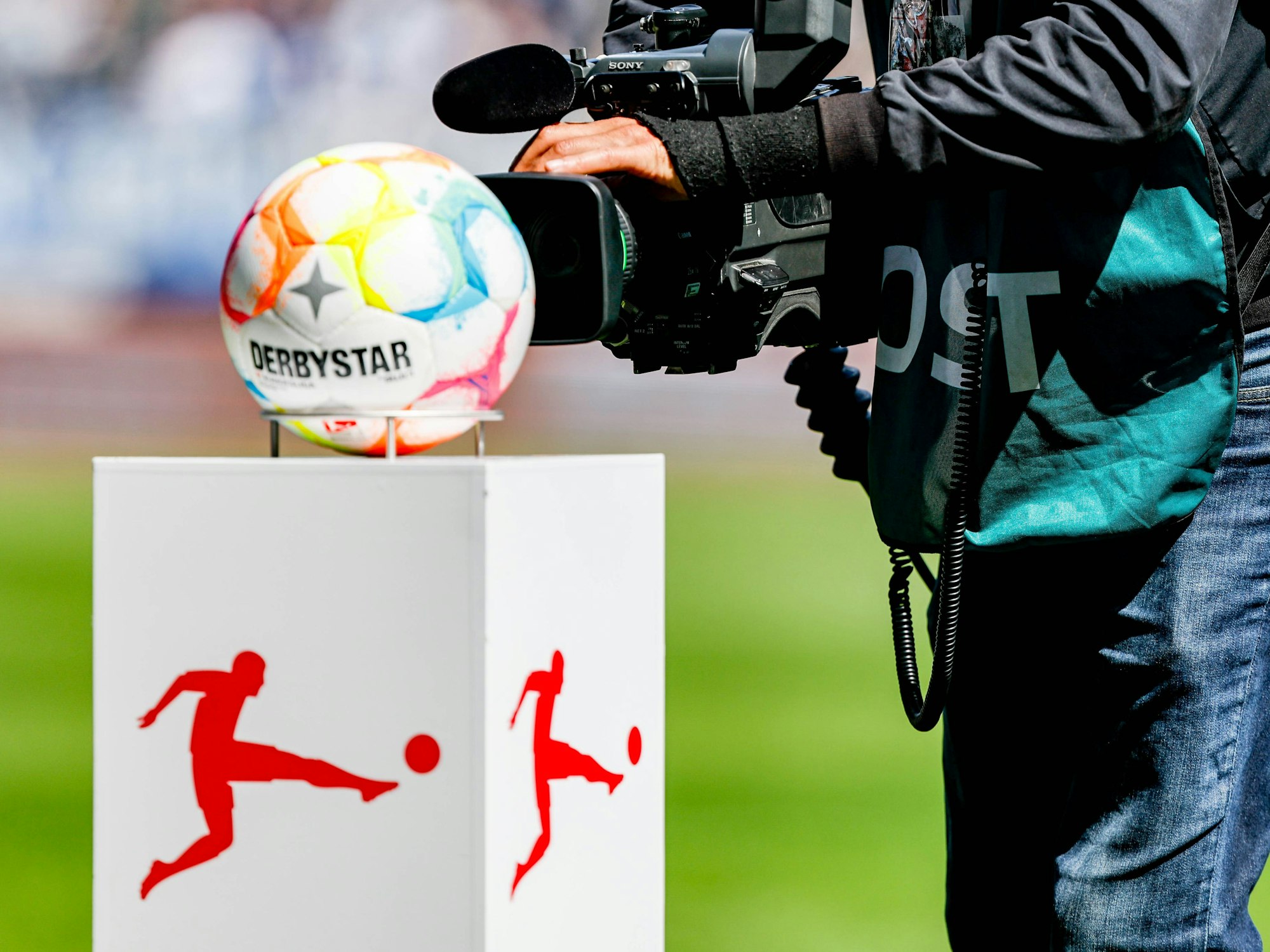 Ein Kamermann filmt die Präsentationssäule für den Spielball, auf der das DFL- Logo abgedruckt ist.