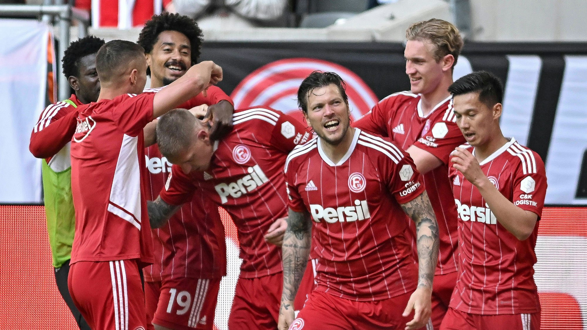 Die Spieler von Fortuna Düsseldorf bejubeln den Siegtreffer im Spiel gegen den Karlsruher SC.
