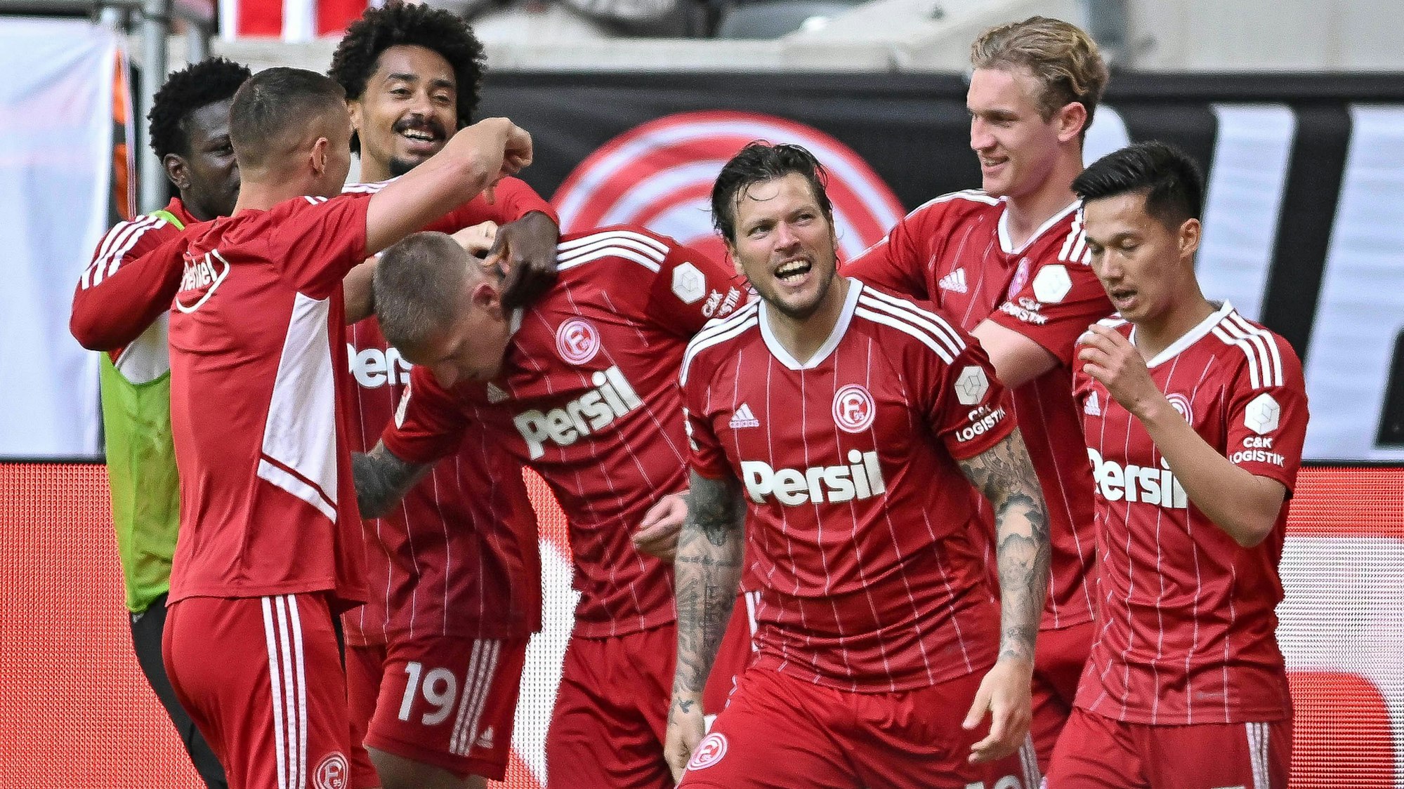 Die Profis von Fortuna Düsseldorf jubeln noch im alten Heim-Trikot über ein Tor in der 2. Bundesliga.