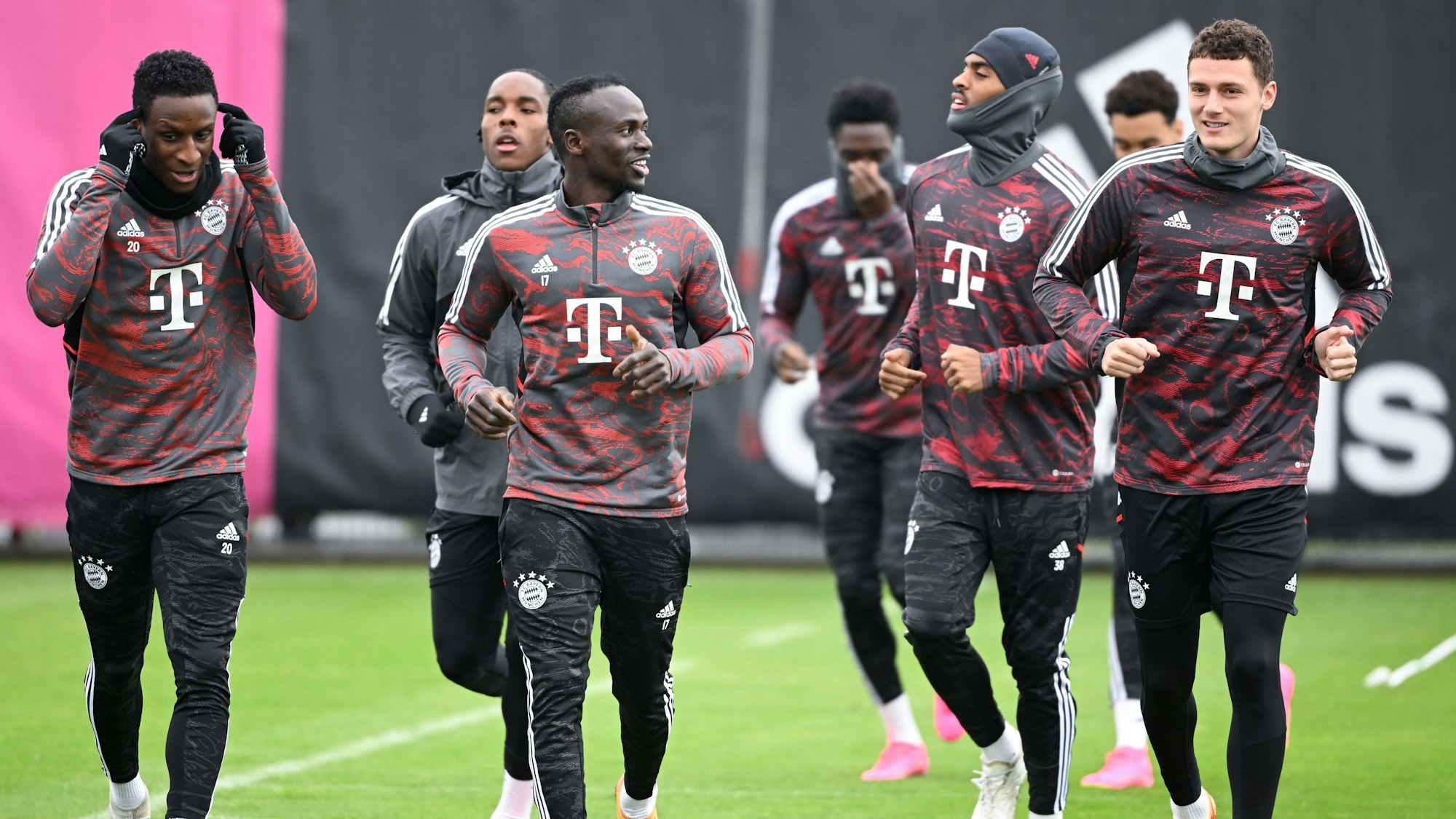 Bouna Sarr, Sadio Mané und Benjamin Pavard bei einer Laufeinheit.