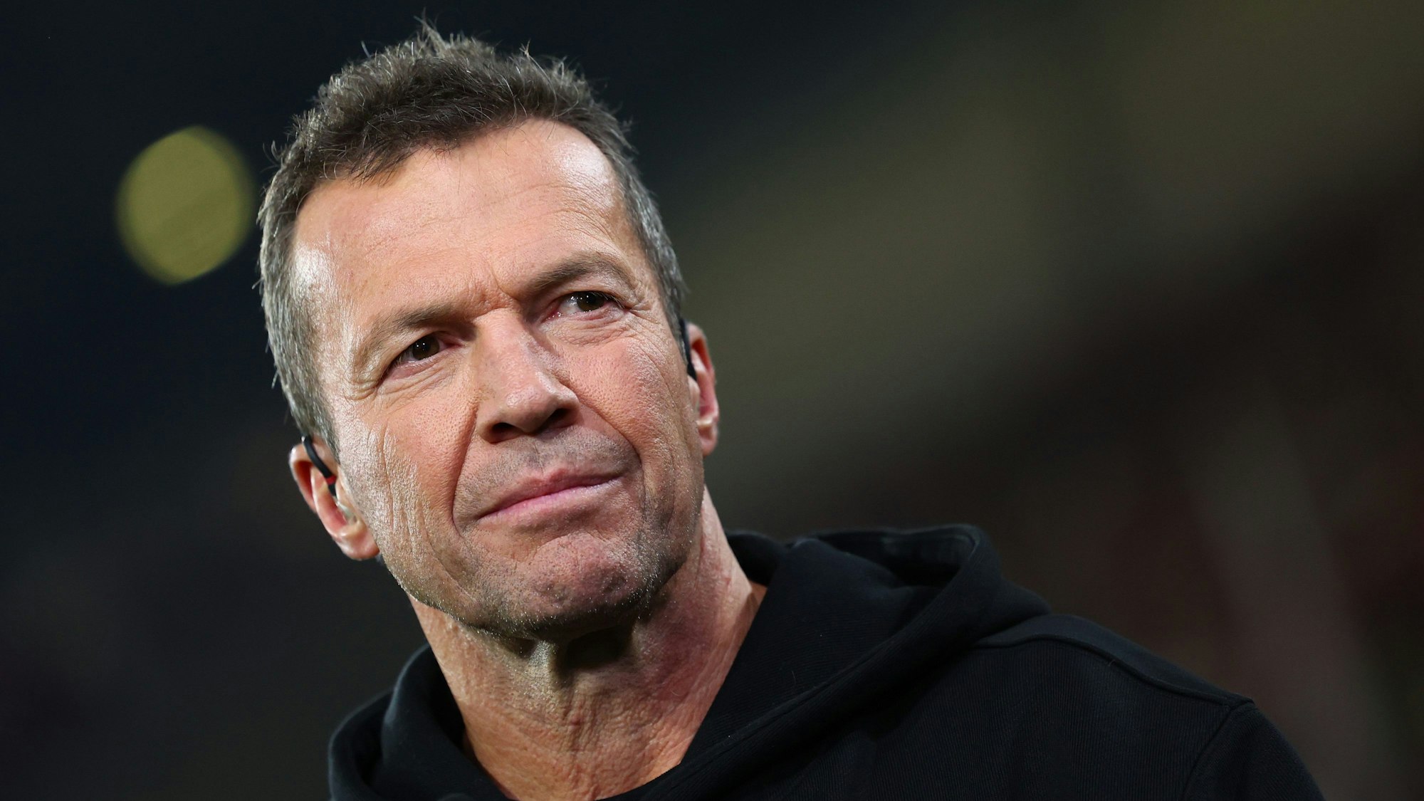 Lothar Matthäus als TV-Experte bei einem Europa-League-Spiel in Freiburg