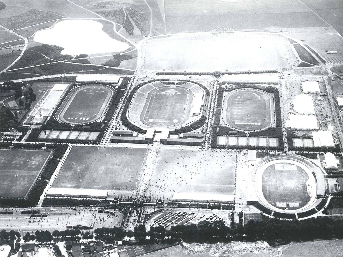 Das Luftbild zeigt die Sportanlage in Köln-Müngersdorf. Links ist das Stadionbad zu sehen.