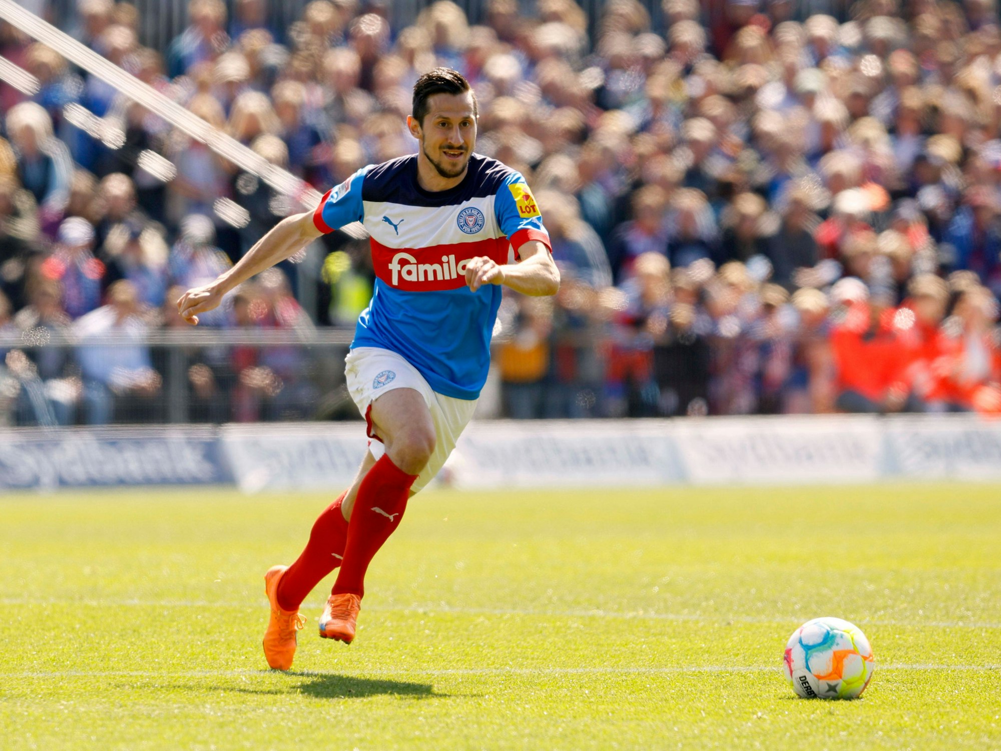 Steven Skrzybski führt den Ball.