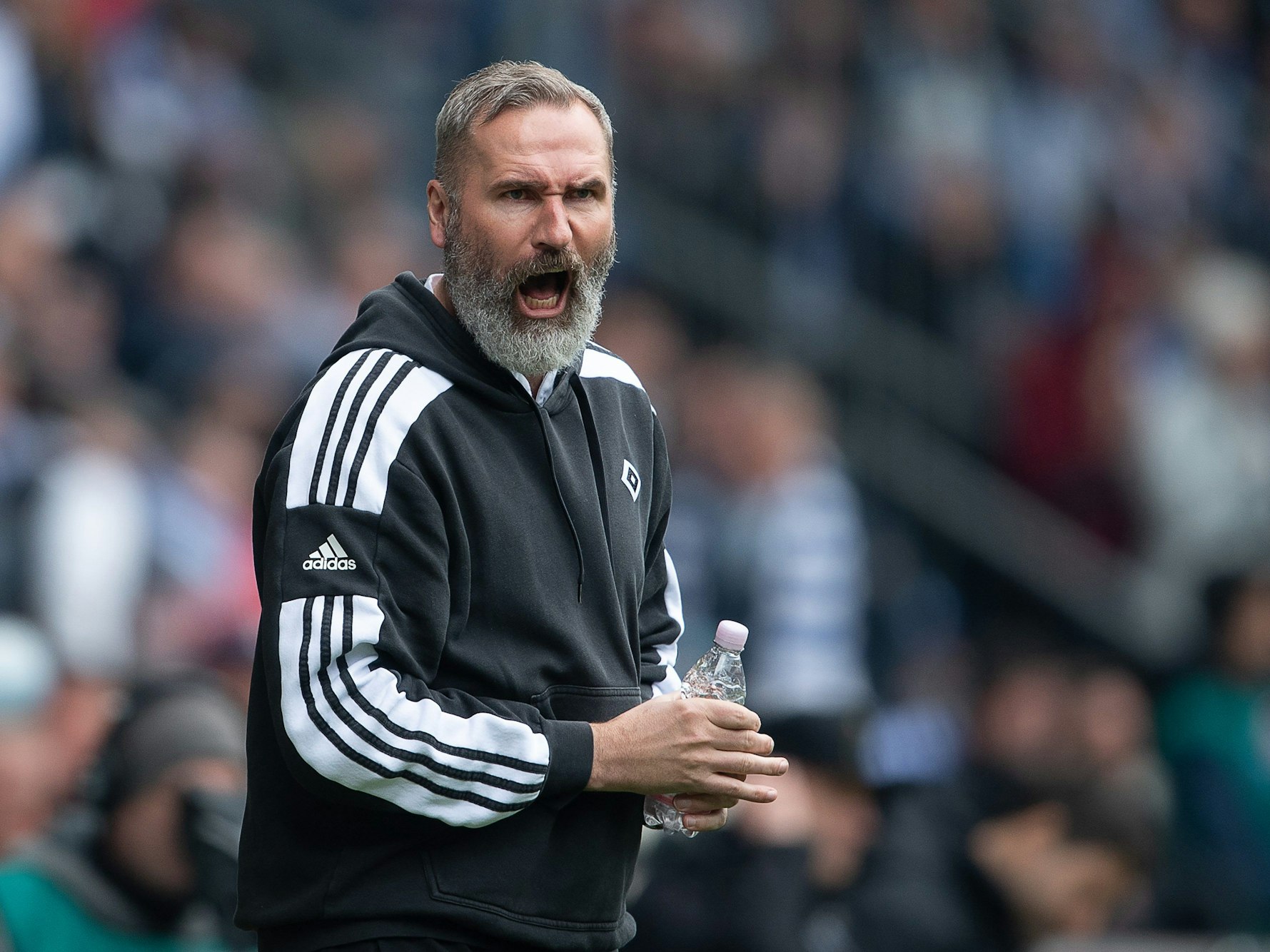 Hamburgs Trainer Tim Walter gestikuliert an der Seitenlinie.