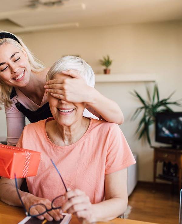 Tochter überrascht ihre Mutter zu Muttertag mit einem Geschenk