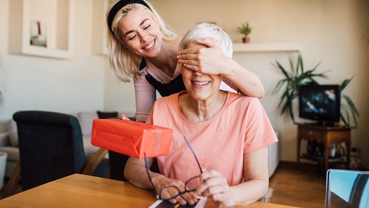 Tochter überrascht ihre Mutter zu Muttertag mit einem Geschenk
