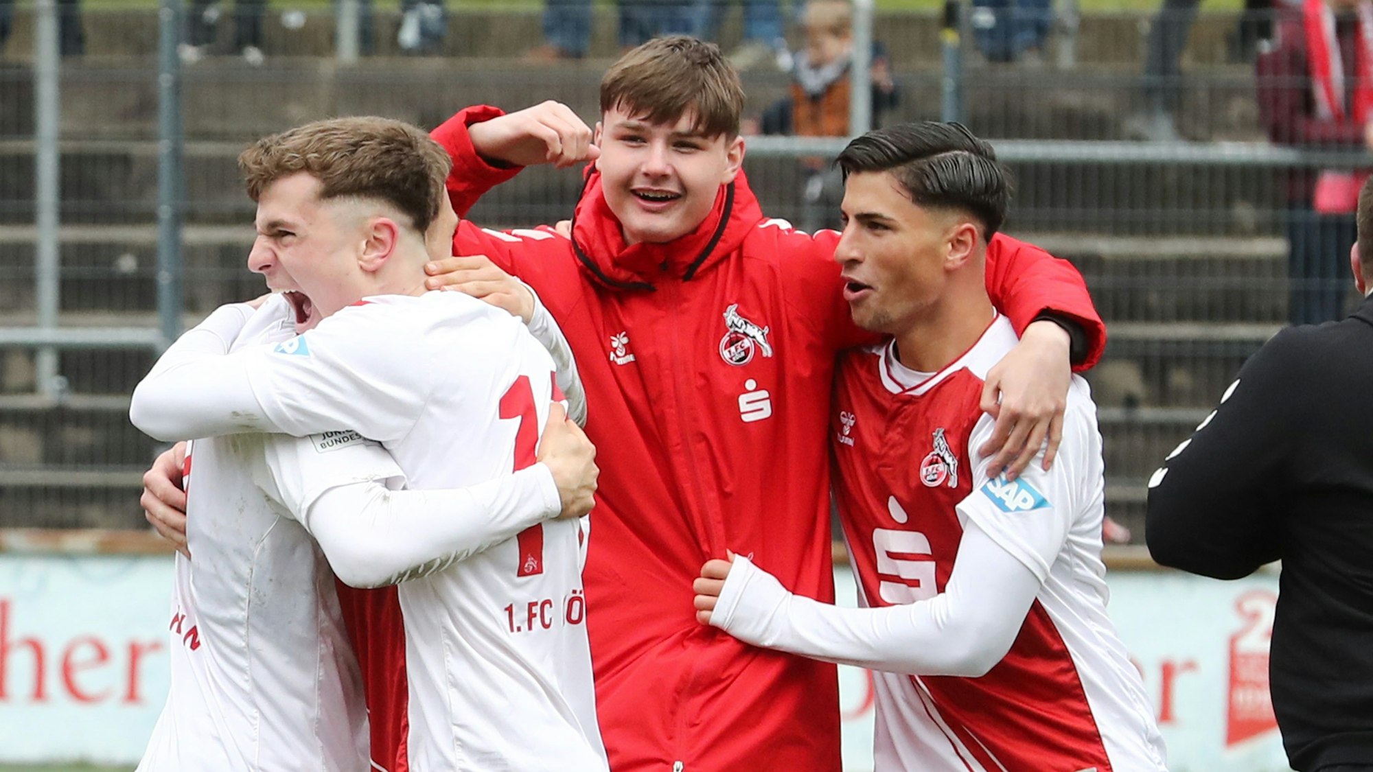 Jaka Cuber Potocnik jubelt mit seinen U19-Mitspielern des 1. FC Köln.