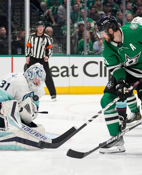 Philipp Grubauer blockt einen Schuss von Tyler Seguin, Center der Dallas Stars.