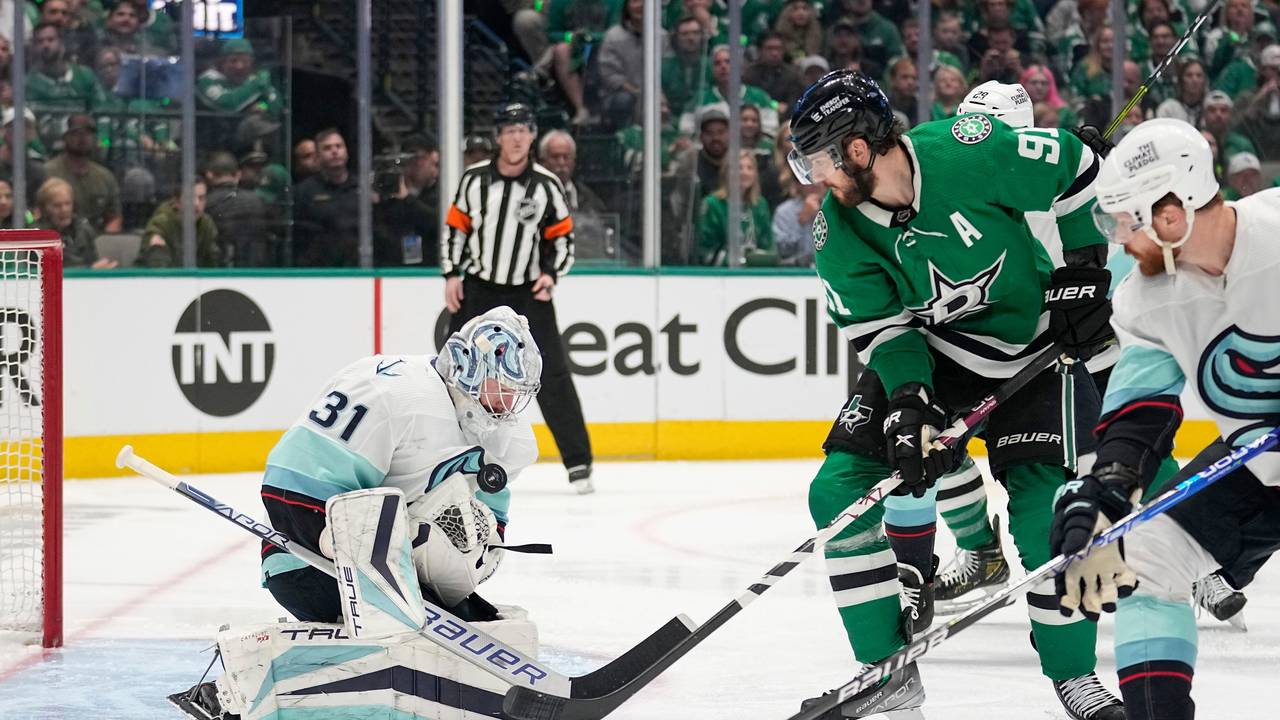 Philipp Grubauer blockt einen Schuss von Tyler Seguin, Center der Dallas Stars.