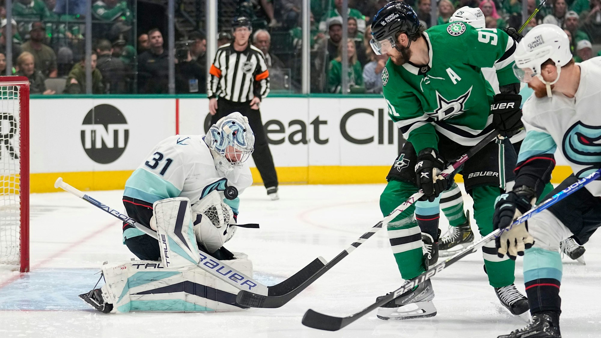 Philipp Grubauer blockt einen Schuss von Tyler Seguin, Center der Dallas Stars.