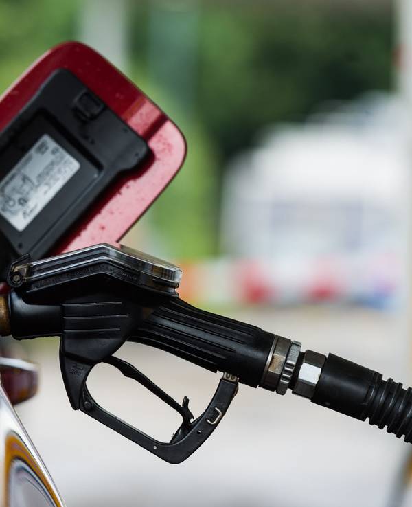 Ein Auto wird an einer Tankstelle betankt.