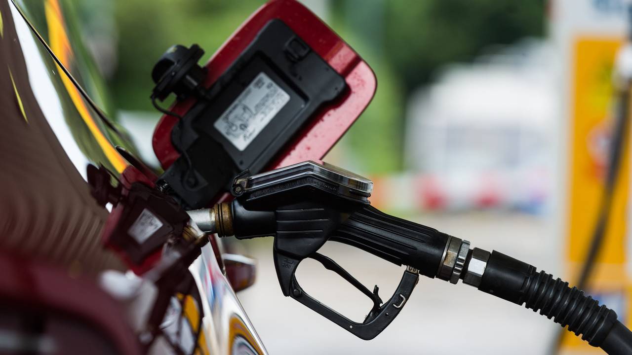 Ein Auto wird an einer Tankstelle betankt.