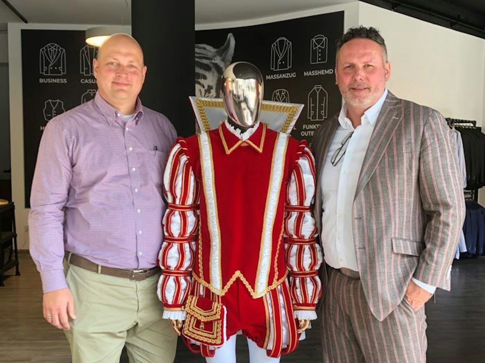 Tom Ortmanns (li.) und Jens Jung haben einen neuen Laden für Karnevals-Bekleidung in Köln eröffnet.