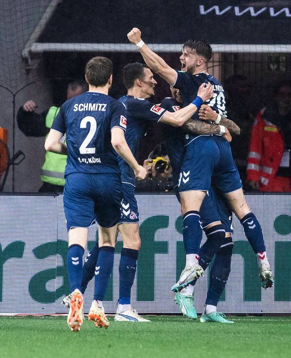 Davie Selke (hinten) schießt das 2:1 und jubelt mit Jan Thielmann (r.).
