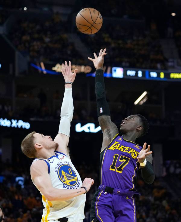Dennis Schröder, Guard der Los Angeles Lakers, wirft, während er von Donte DiVincenzo, verteidigt.