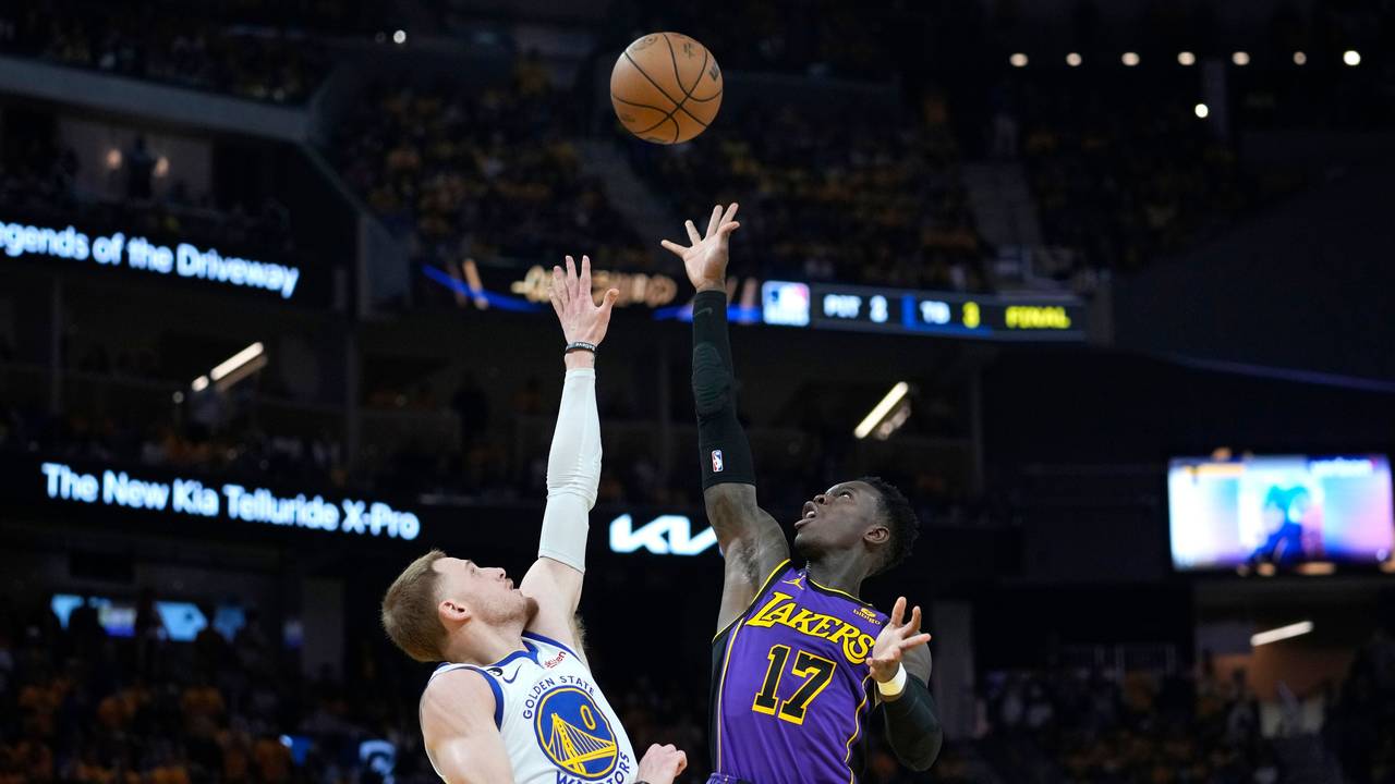 Dennis Schröder, Guard der Los Angeles Lakers, wirft, während er von Donte DiVincenzo, verteidigt.