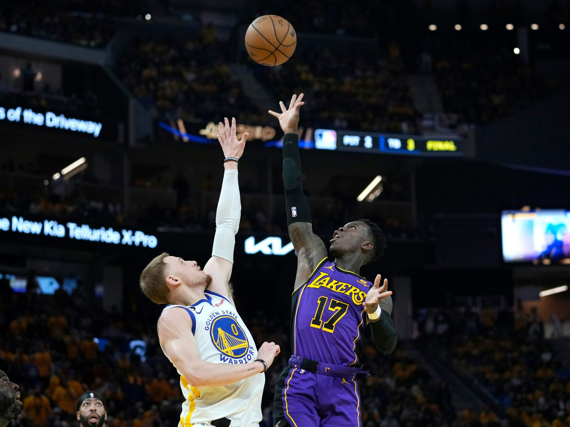 Dennis Schröder, Guard der Los Angeles Lakers, wirft, während er von Donte DiVincenzo, verteidigt.