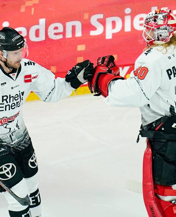 Kölns Torschütze David McIntyre (l) jubelt mit Kölns Torwart Mirko Pantkowski über das Tor zum 0:1.