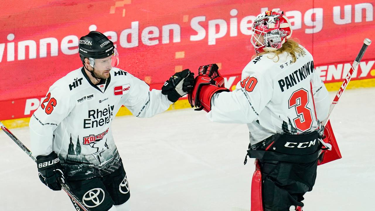 Kölns Torschütze David McIntyre (l) jubelt mit Kölns Torwart Mirko Pantkowski über das Tor zum 0:1.
