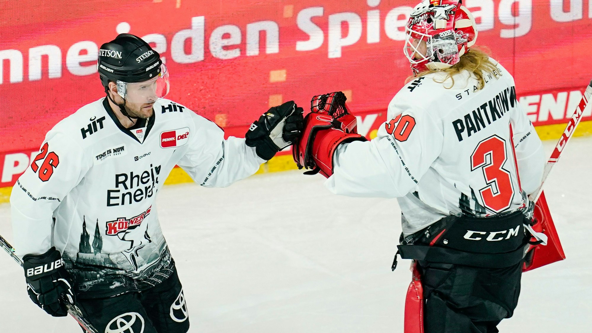 Kölns Torschütze David McIntyre (l) jubelt mit Kölns Torwart Mirko Pantkowski über das Tor zum 0:1.