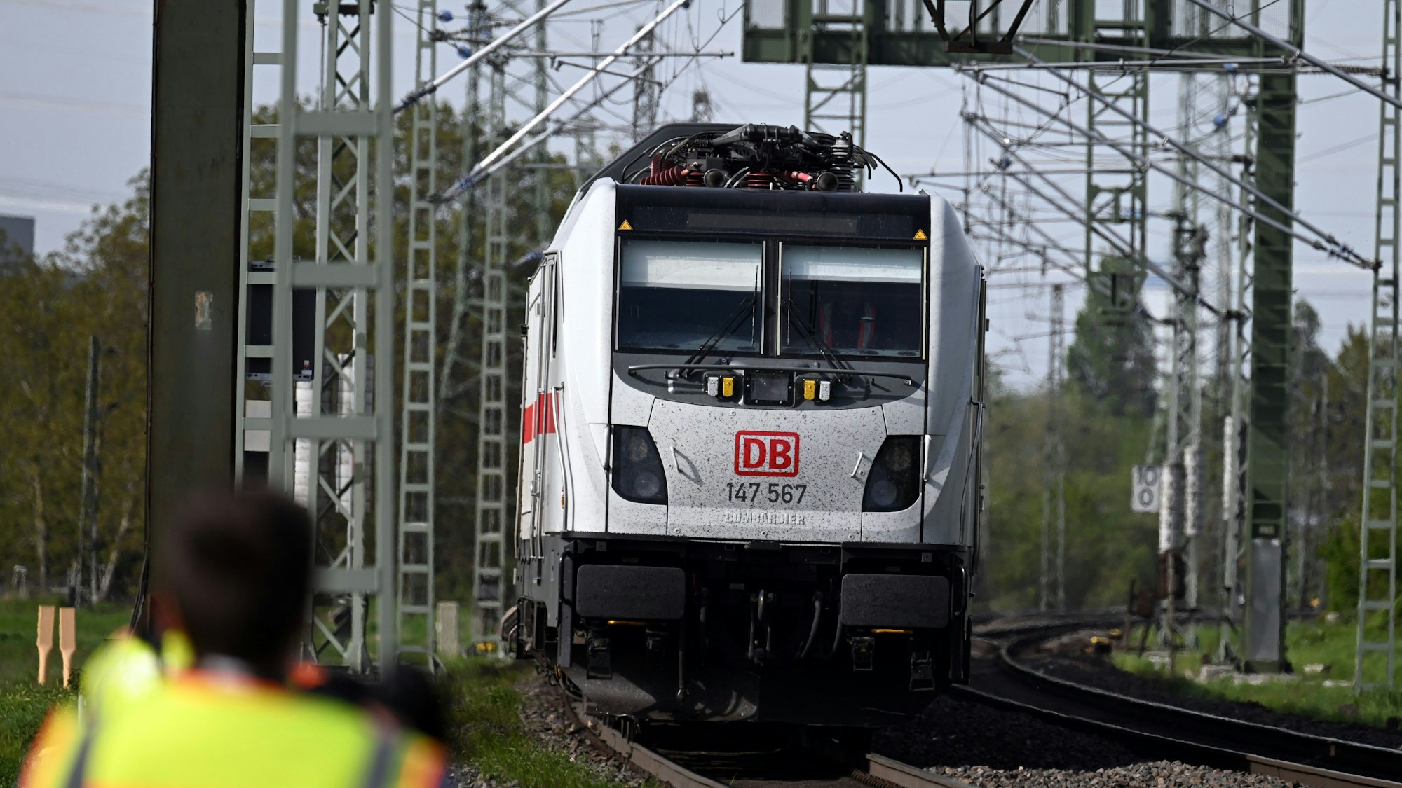 Der Intercity, der gegen 11 Uhr bei Hürth zwei Arbeiter erfasst hat, wird abgeschleppt (Archivfoto).