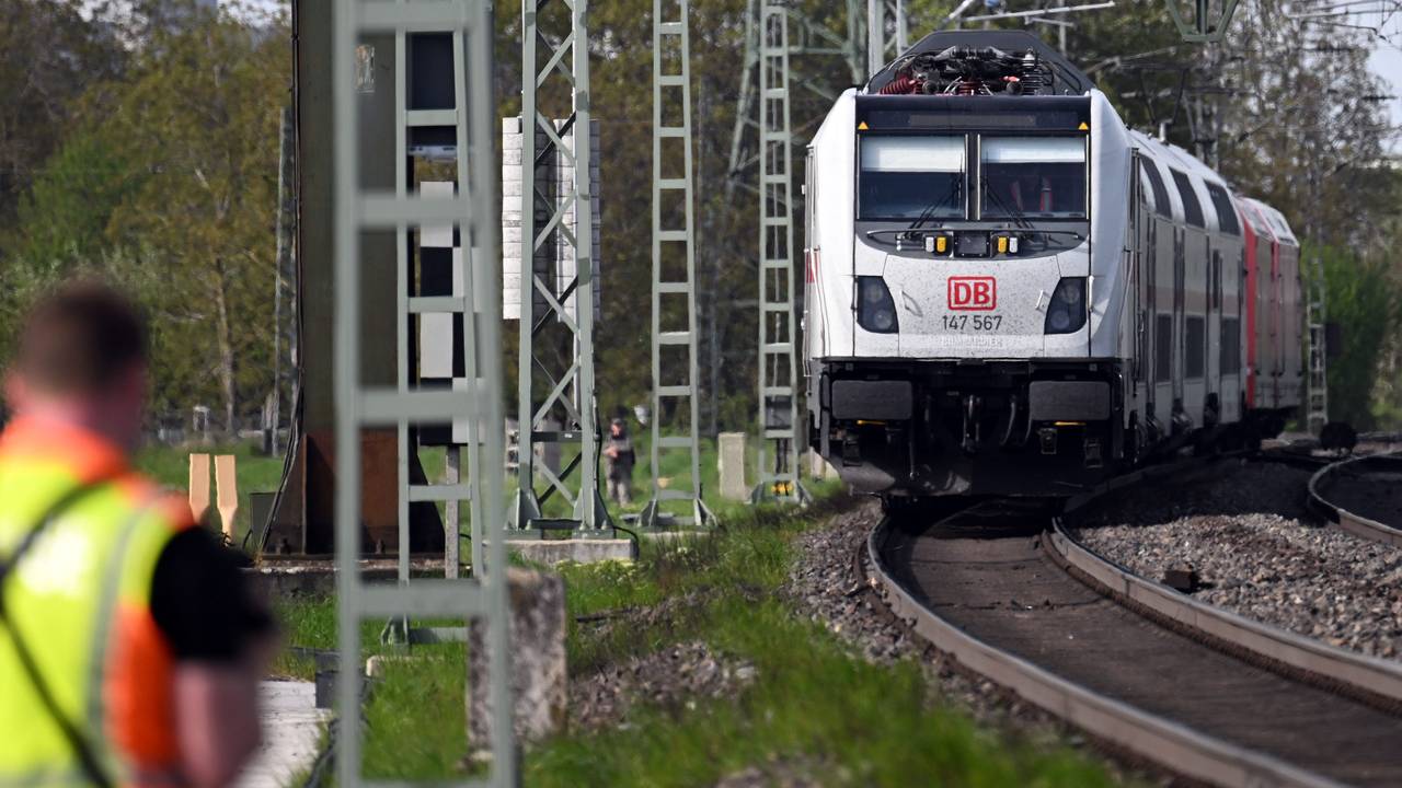 Der Intercity, der am 4. Mai 2023 gegen 11 Uhr bei Hürth zwei Arbeiter erfasst hat, wird abgeschleppt.
