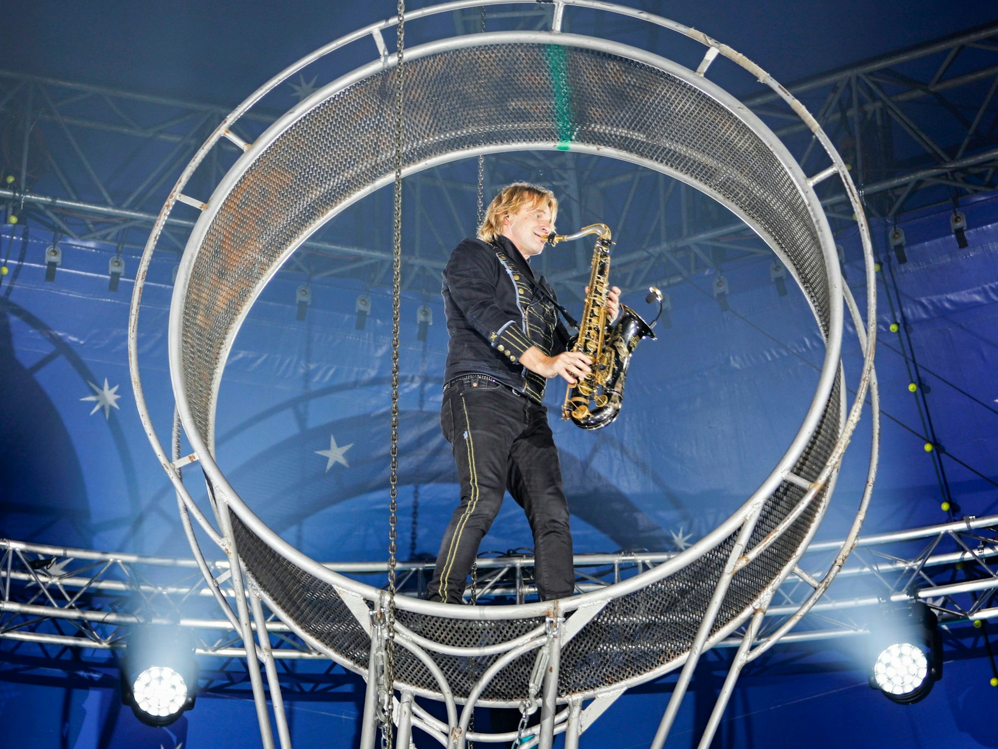 Höhner-Mitglied Jens Streifling spielt Saxofon im Todesrad.