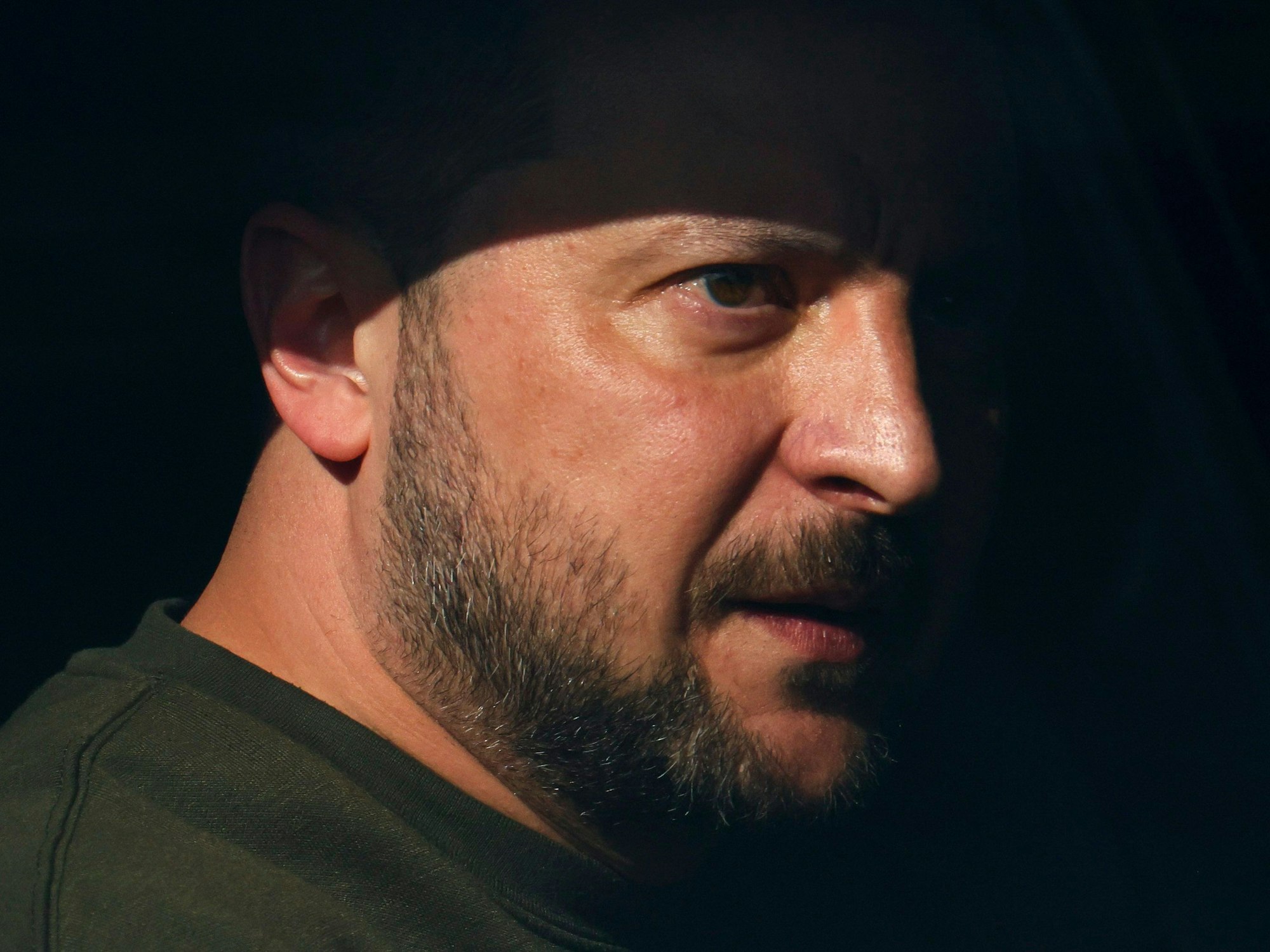 Ukraine-Präsident Wolodymyr Selenskyj sitzt während seines Niederlande-Besuchs am 4. Mai 2023 in einem Auto.