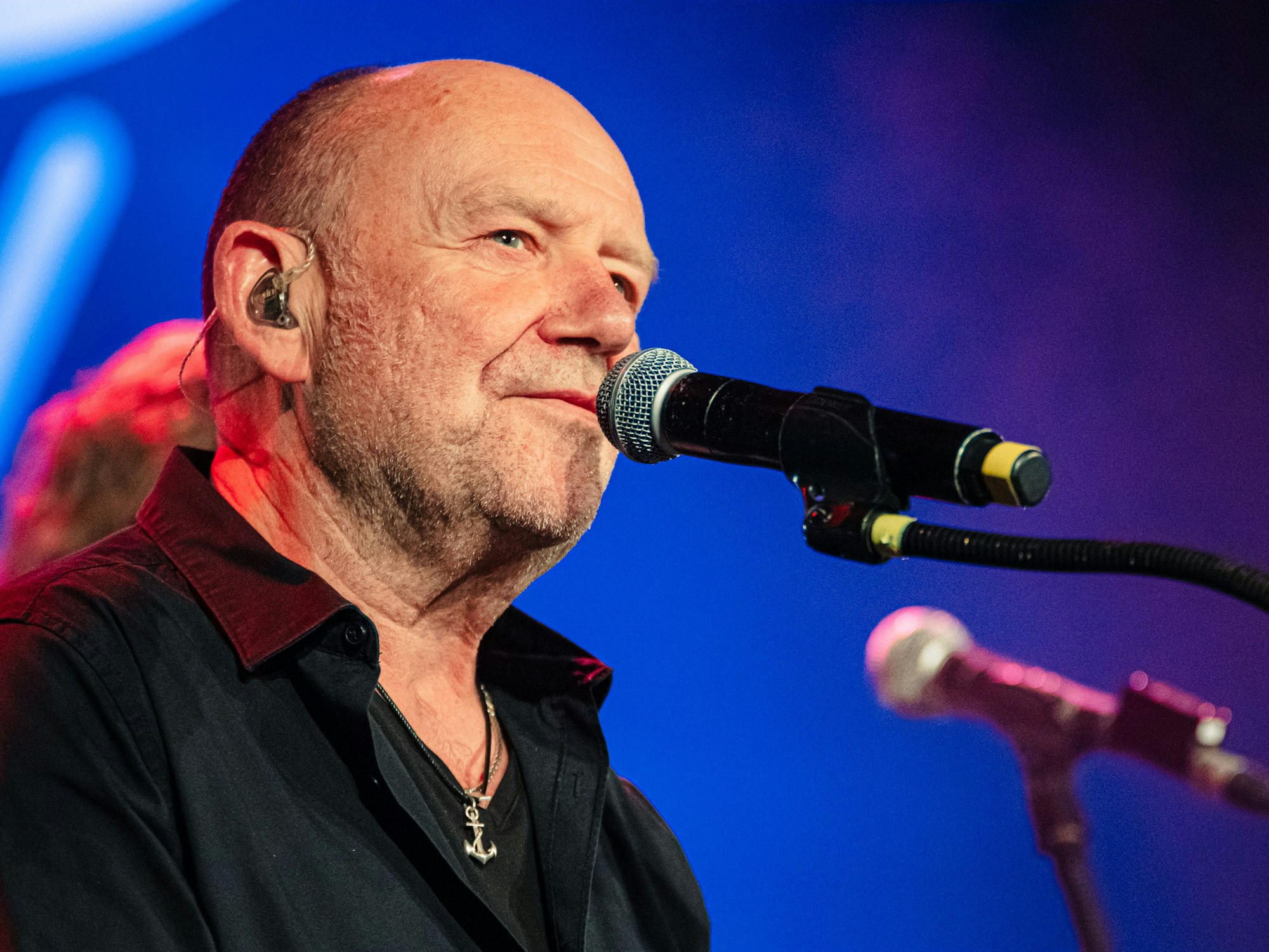 Paveier-Urgestein Detlef Vorholt sitzt vor einem Mikrofon.