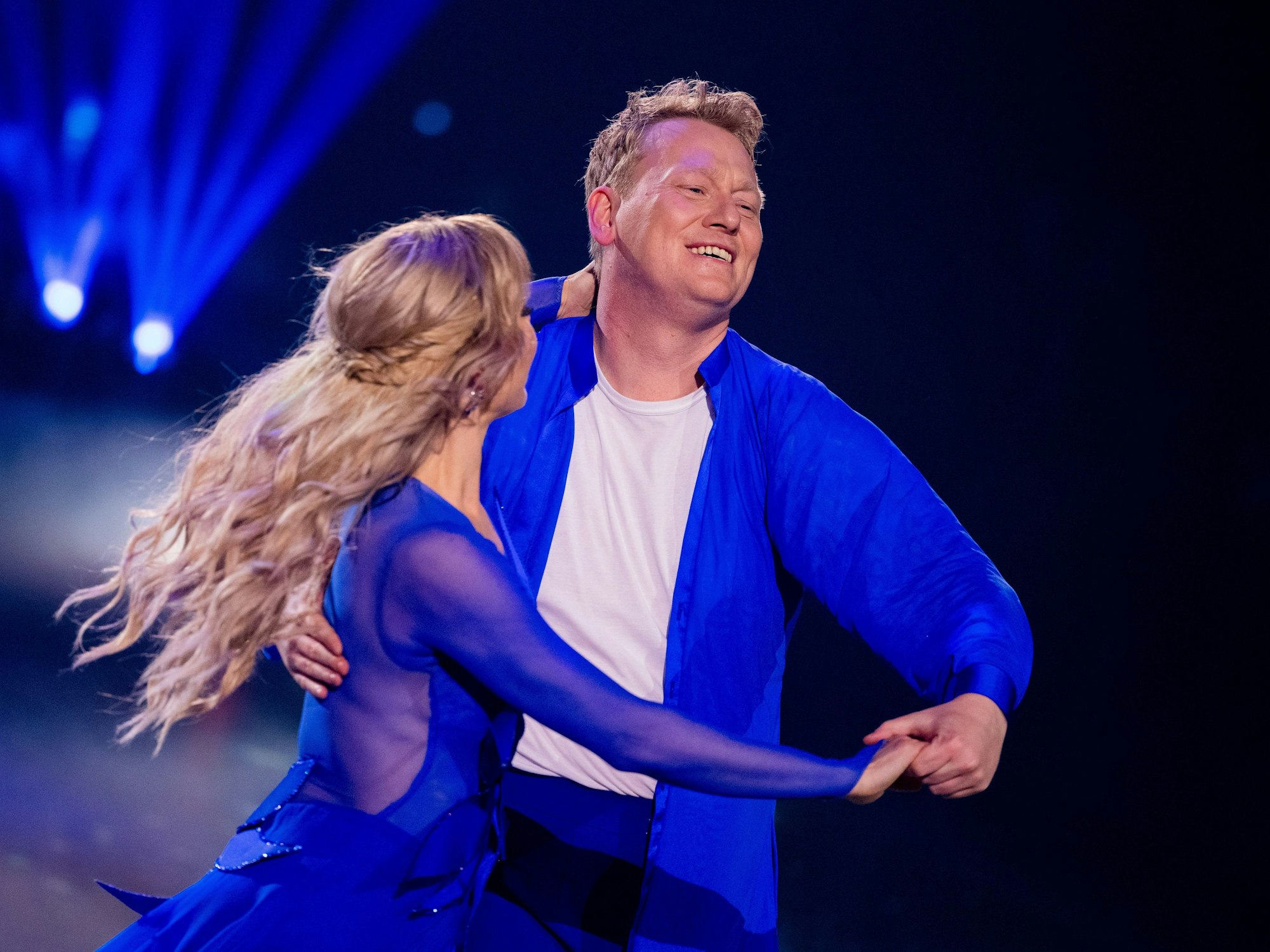 Knossi (bürgerlich Jens Knossalla), Youtuber, und Isabel Edvardsson, Profitänzerin, tanzen in der RTL-Tanzshow "Let's Dance" im Coloneum für Knossis Mutter.