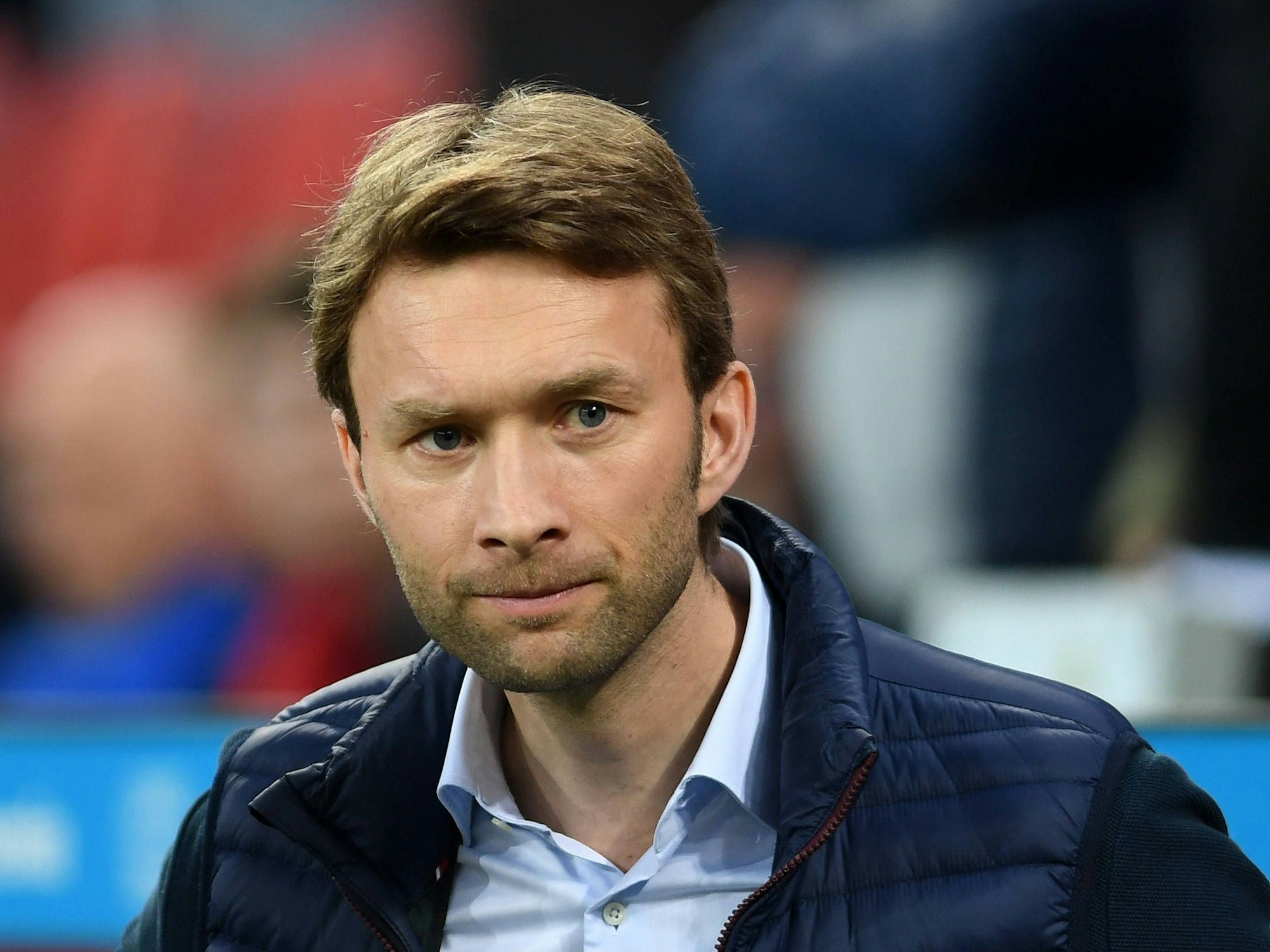 Bayer-Sportdirektor Simon Rolfes am Spielfeldrand.