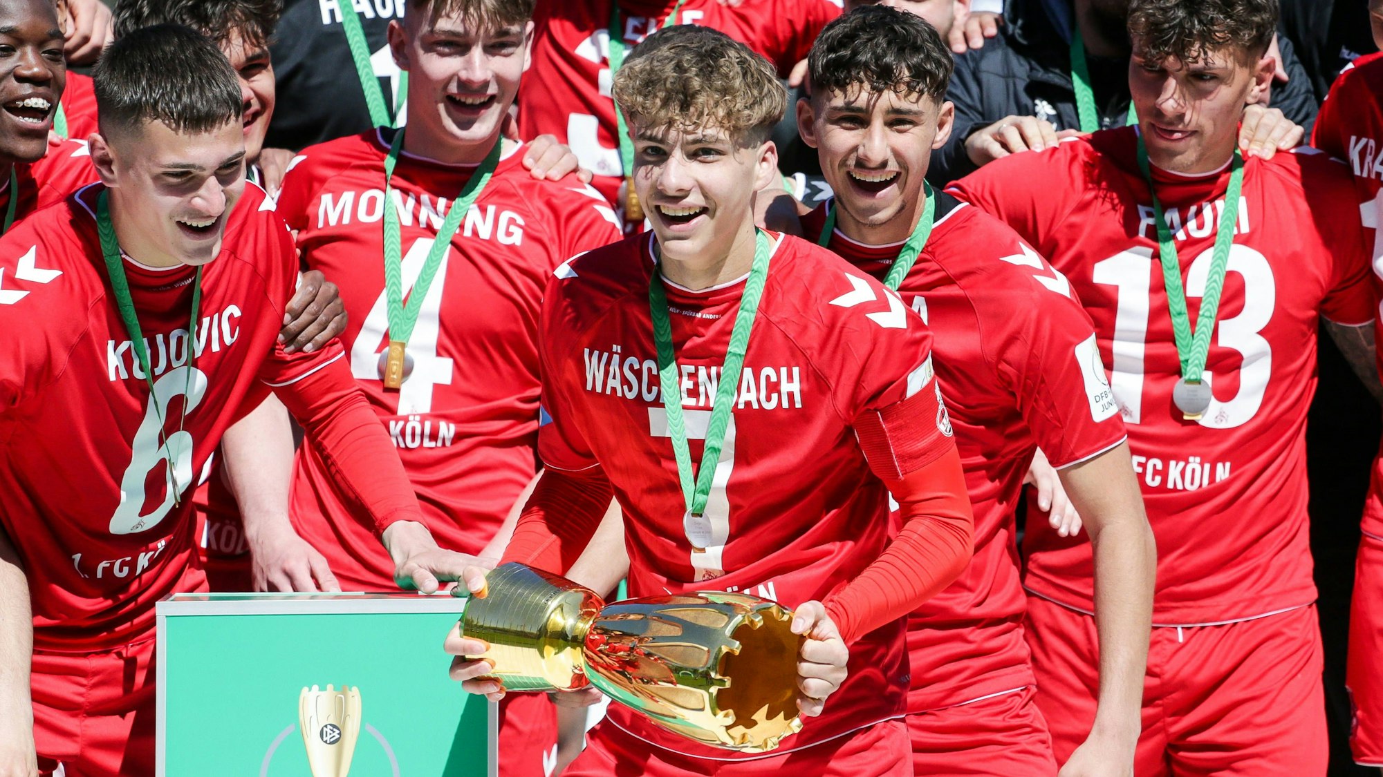 FC-Kapitän Meiko Wäschenbach durfte am 30. April 2023 in Potsdam den DFB-Pokal in die Höhe strecken.
