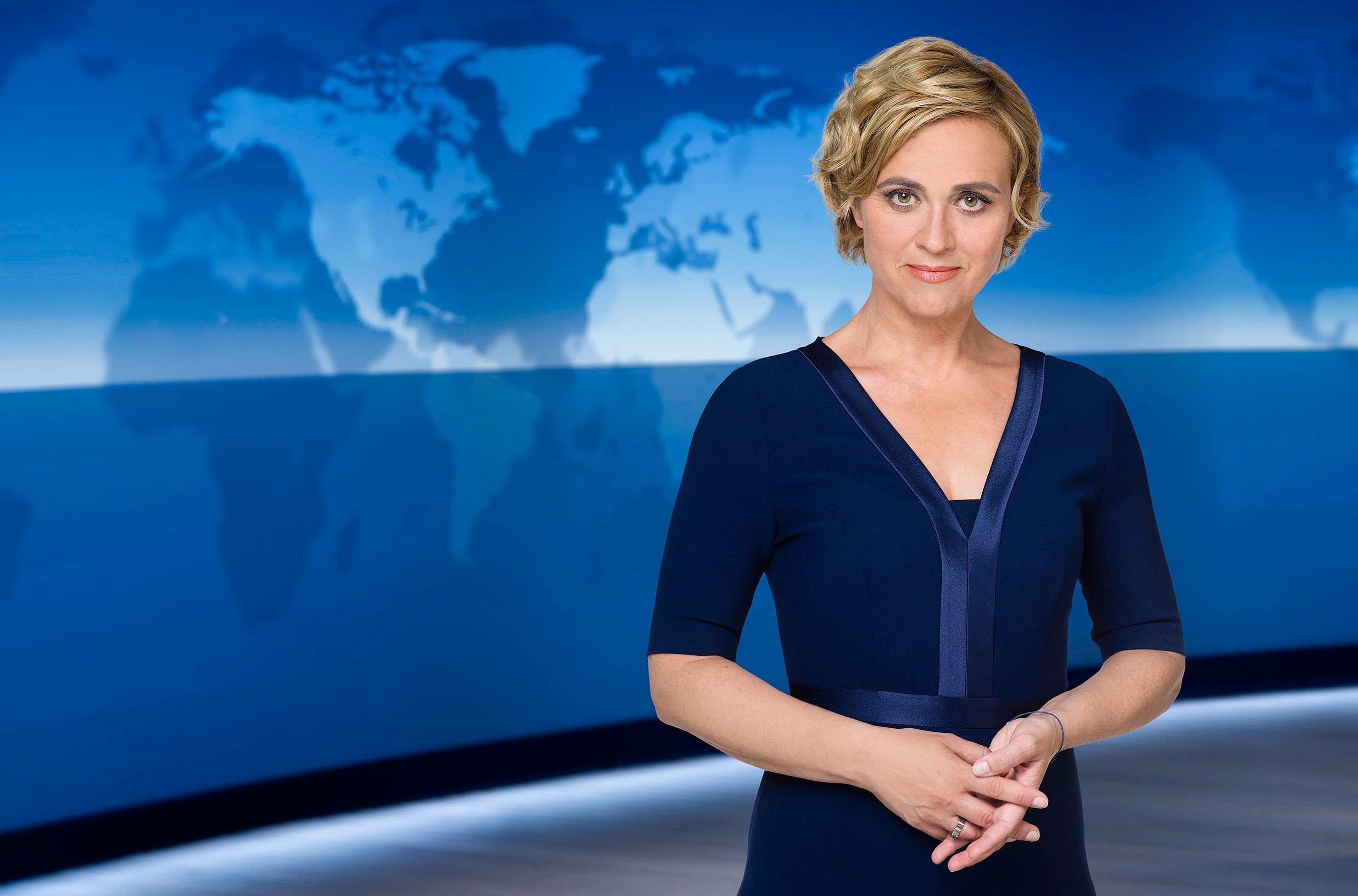 Caren Miosga, Moderatorin der ARD-„Tagesthemen“, steht im Studio (undatiert).