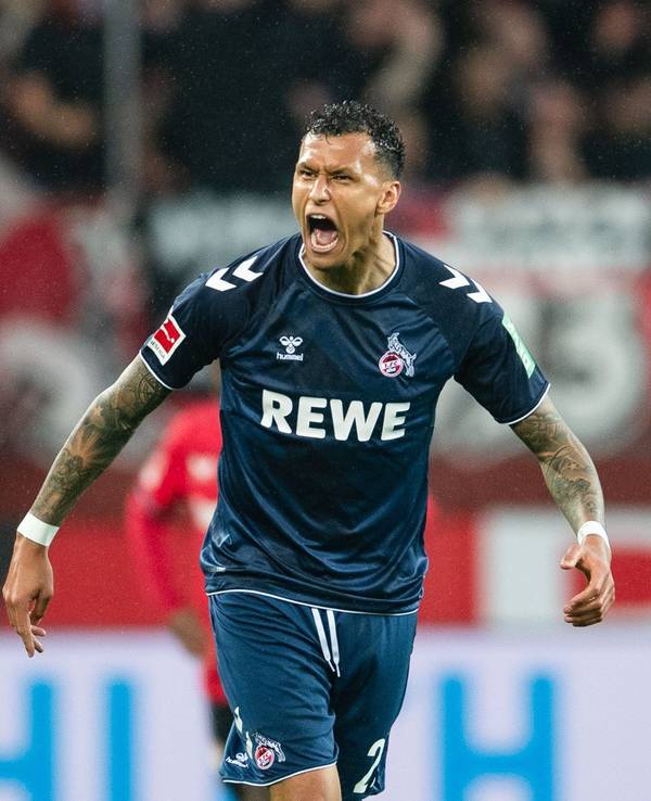 Davie Selke jubelt für den 1. FC Köln in Leverkusen.