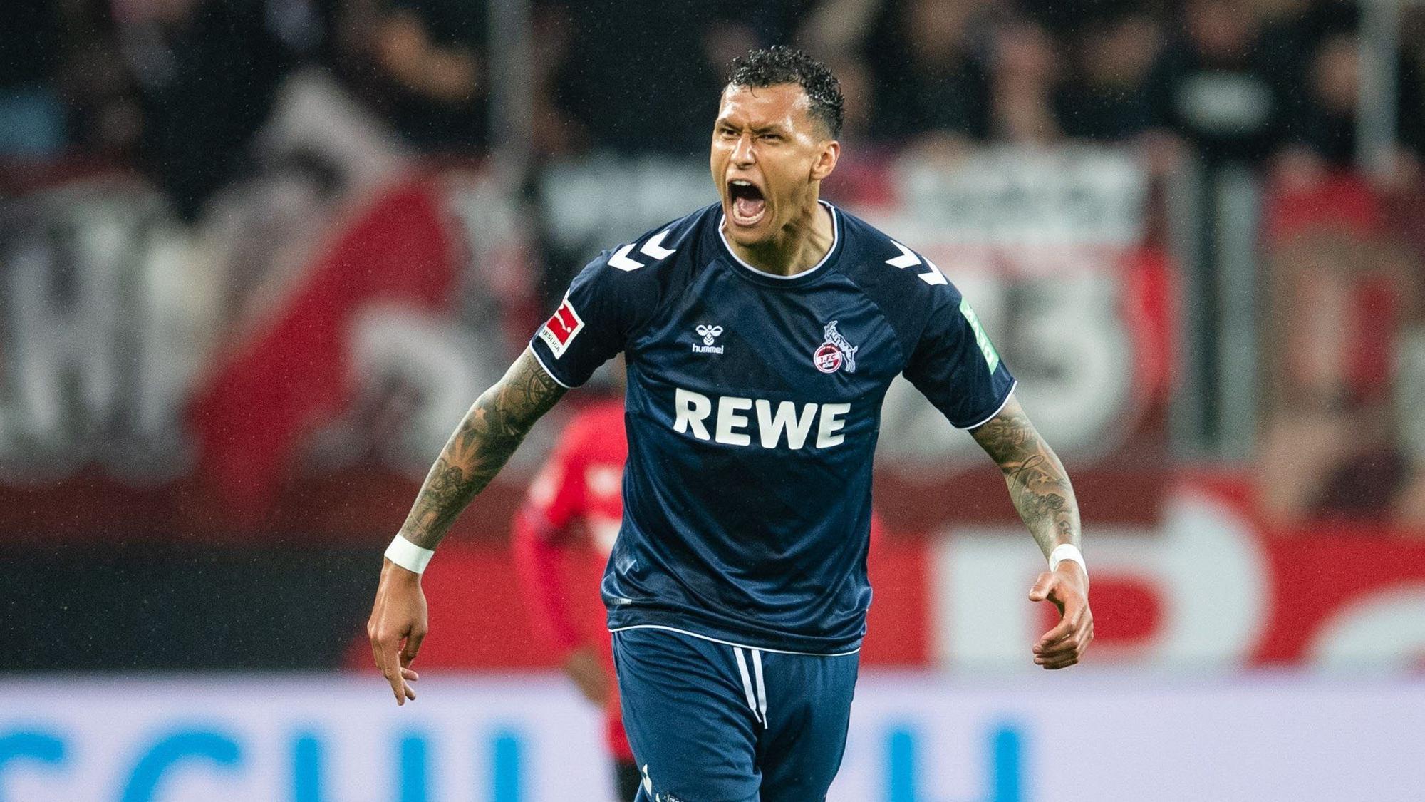 Davie Selke jubelt für den 1. FC Köln in Leverkusen.