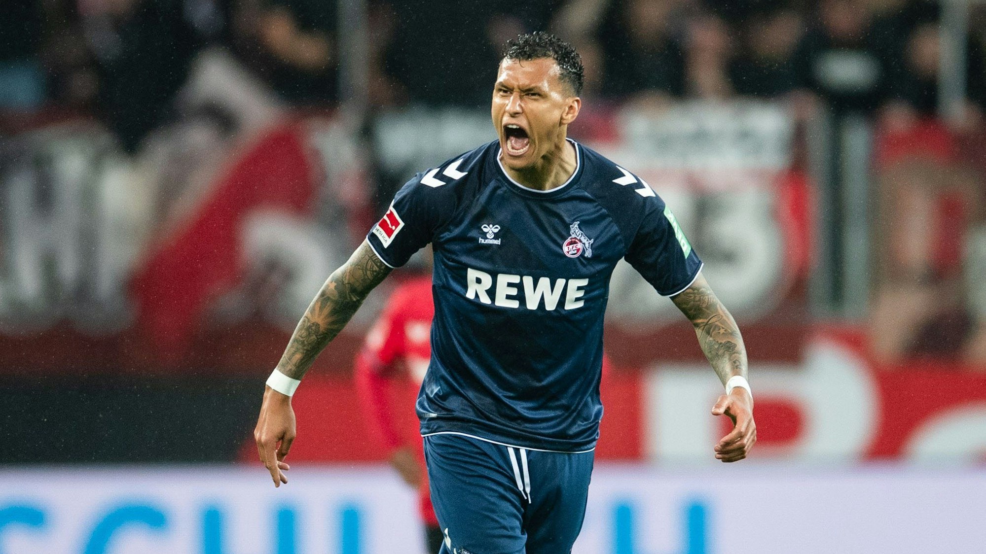 Davie Selke jubelt für den 1. FC Köln in Leverkusen.