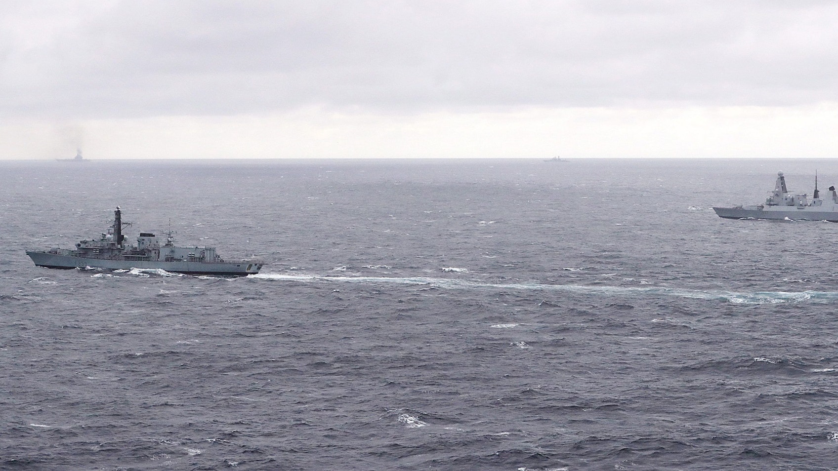 Das Archivfoto, das 2016 vom britischen Verteidigungsministerium zur Verfügung gestellt wurde, zeigt eine britische Fregatte vom Typ 23 (HMS Richmond) zusammen mit einem britischen Zerstörer, im Hintergrund sind mehrere russische Schiffe zu sehen.
