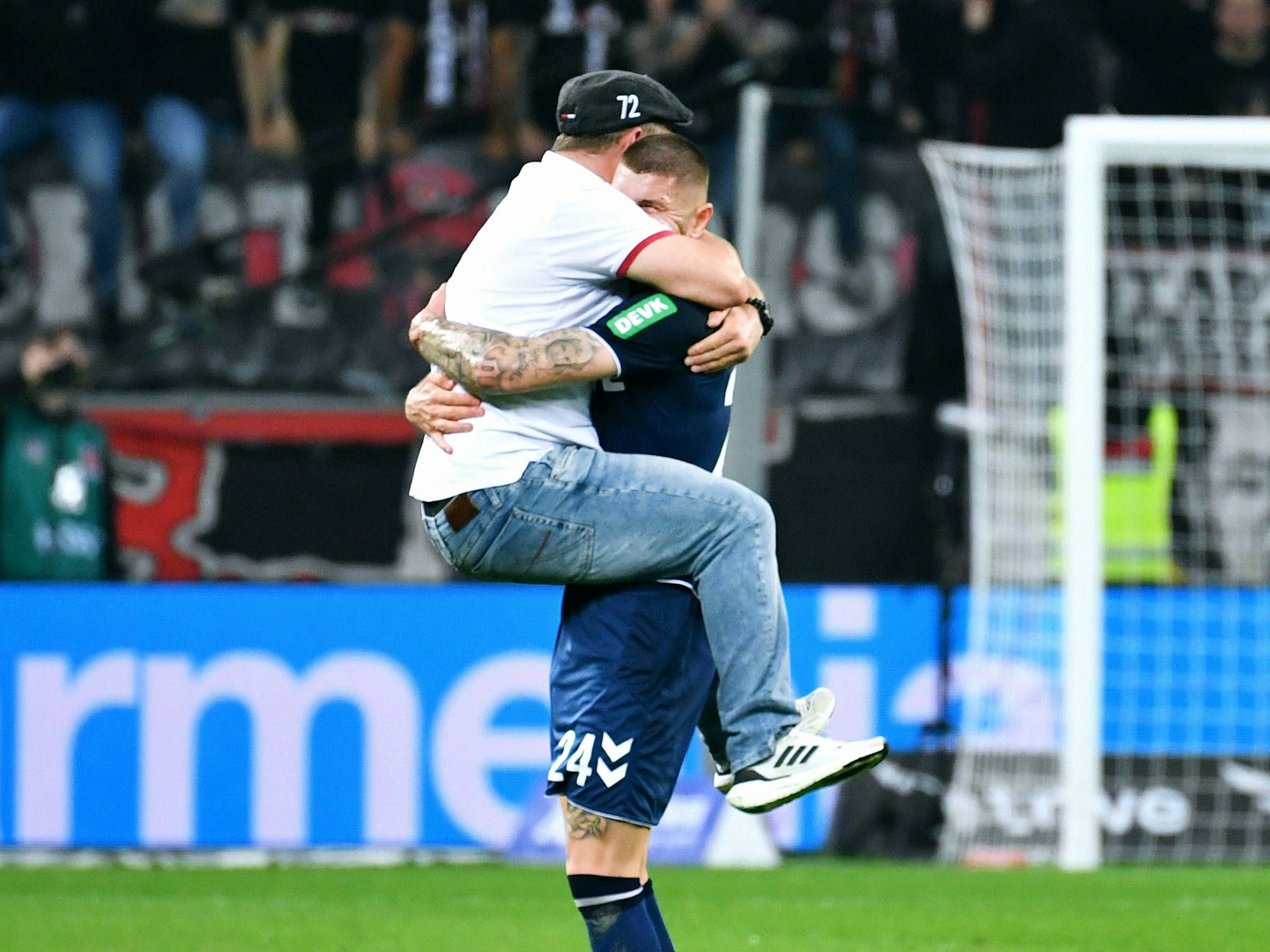 Jeff Chabot trägt Steffen Baumgart.