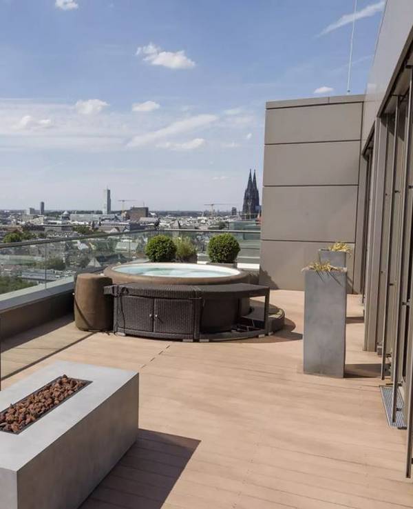 Das Penthouse im Kranhaus mit Whirlpool auf der Dachterrasse