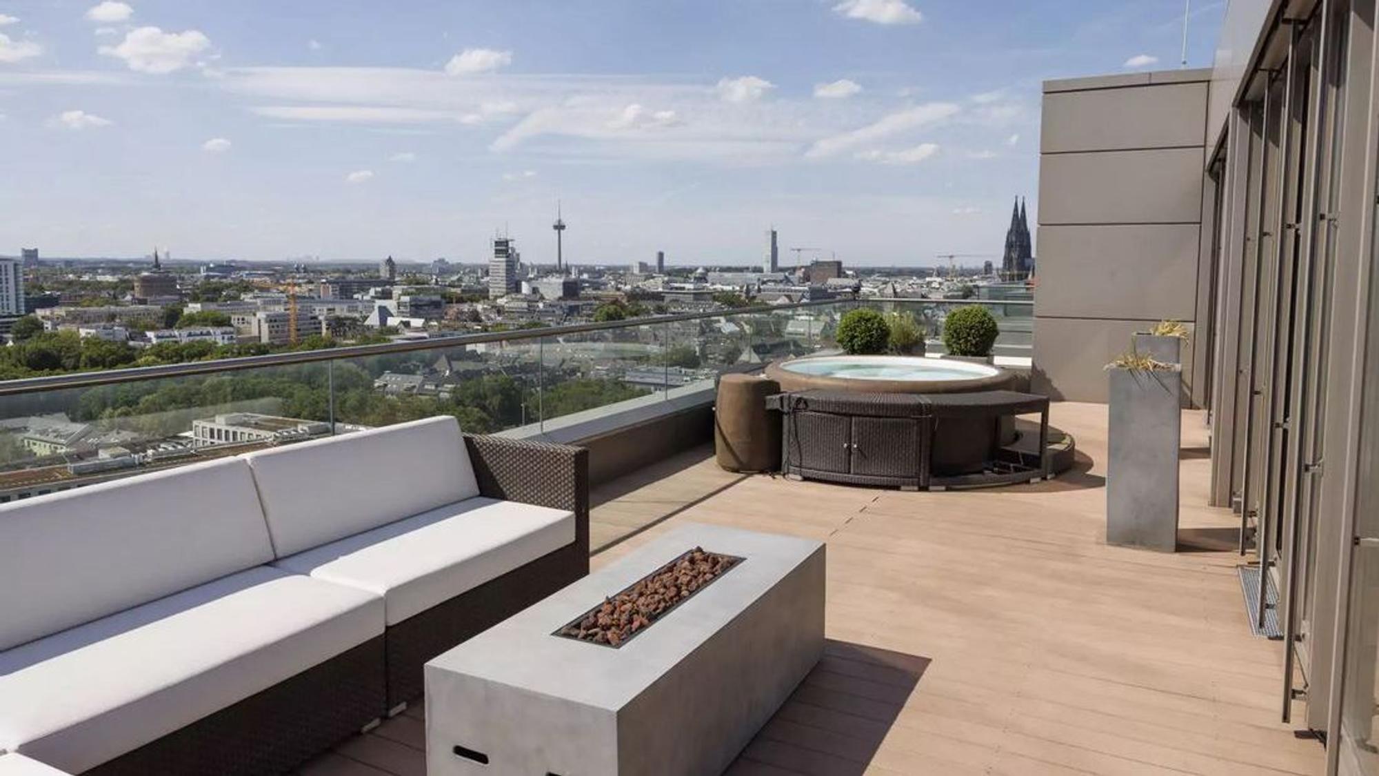 Das Penthouse im Kranhaus mit Whirlpool auf der Dachterrasse