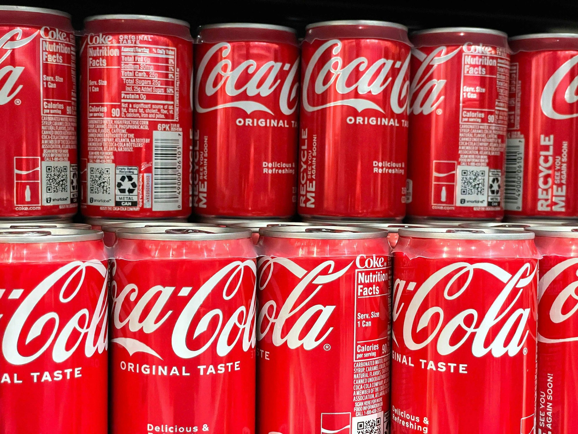 Zu sehen sind Coca-Cola Dosen aufgereiht.