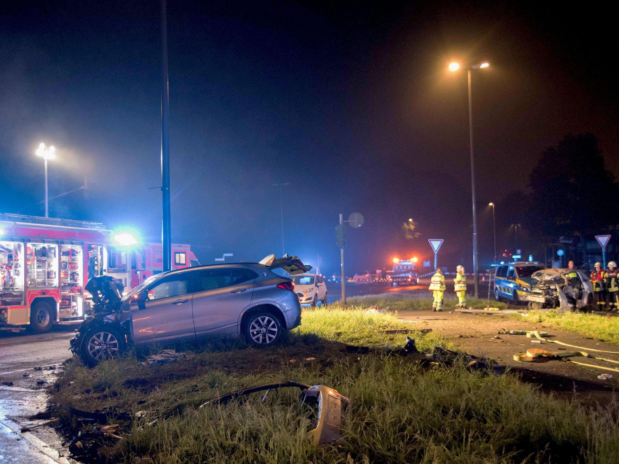 Einsatzkräfte von Feuerwehr und Polizei sind am Samstagmorgen (6. Mai) an einer Unfallstelle im Einsatz. Ein Mann ist bei einem Verkehrsunfall in Köln ums Leben gekommen. Bei dem Unfall am frühen Samstagmorgen waren nach Angaben der Feuerwehr mindestens zwei Autos beteiligt.