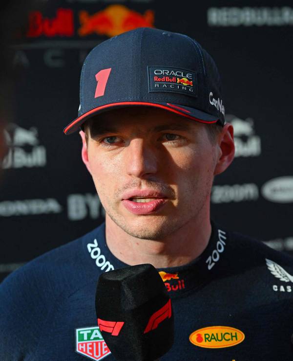 Red-Bull-Pilot Max Verstappen spricht im Interview mit einem Journalisten.