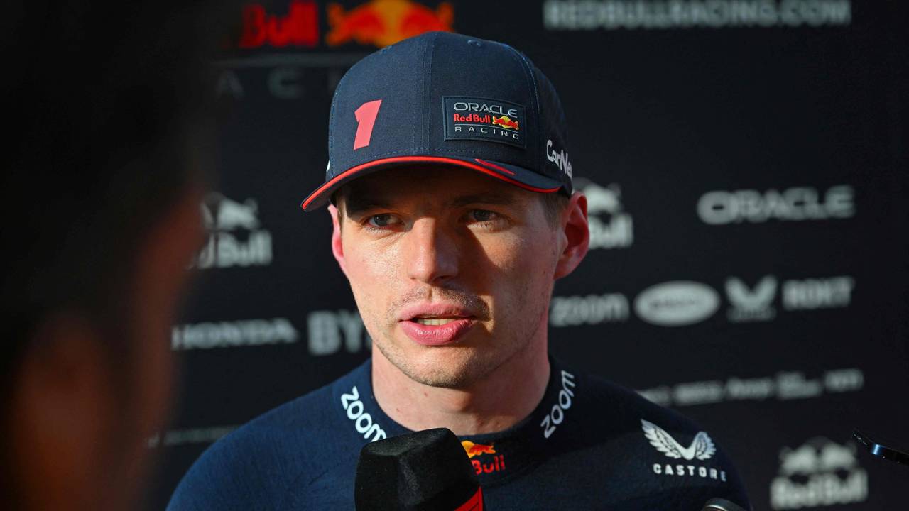 Red-Bull-Pilot Max Verstappen spricht im Interview mit einem Journalisten.