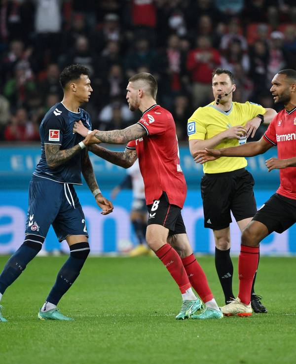 Davie Selke wird von Robert Andrich geschubst.