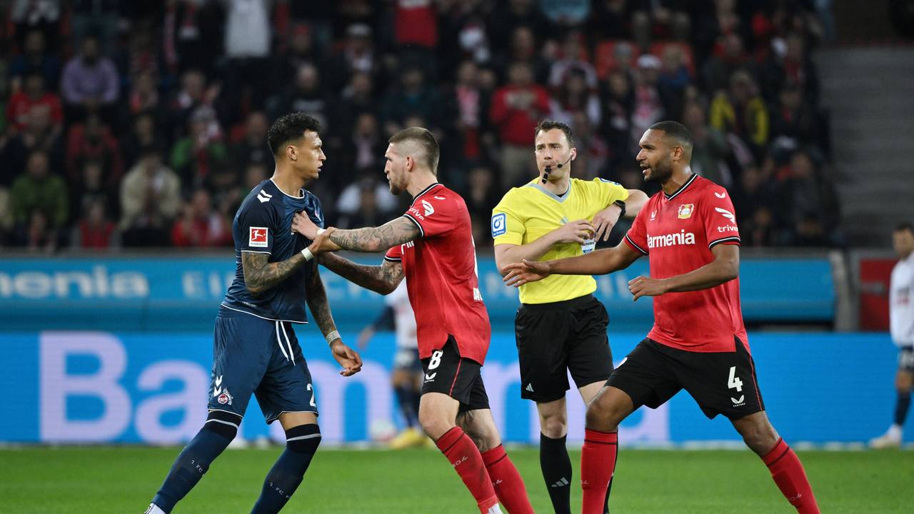 Davie Selke wird von Robert Andrich geschubst.