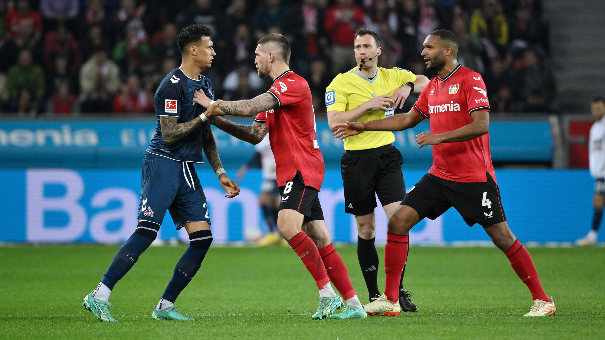 Davie Selke wird von Robert Andrich geschubst.